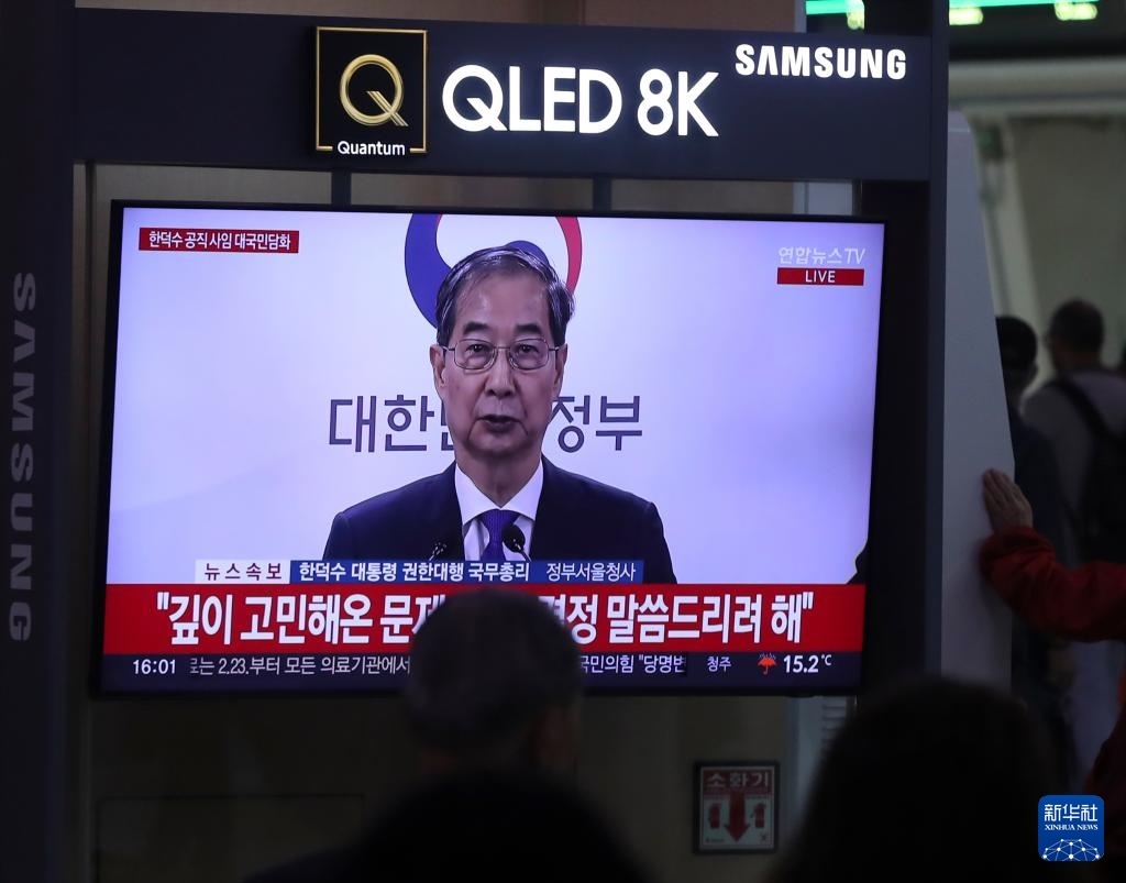 5月1日，在韓國首爾火車站，民眾觀看韓德洙辭職的新聞。新華社記者 姚琪琳 攝