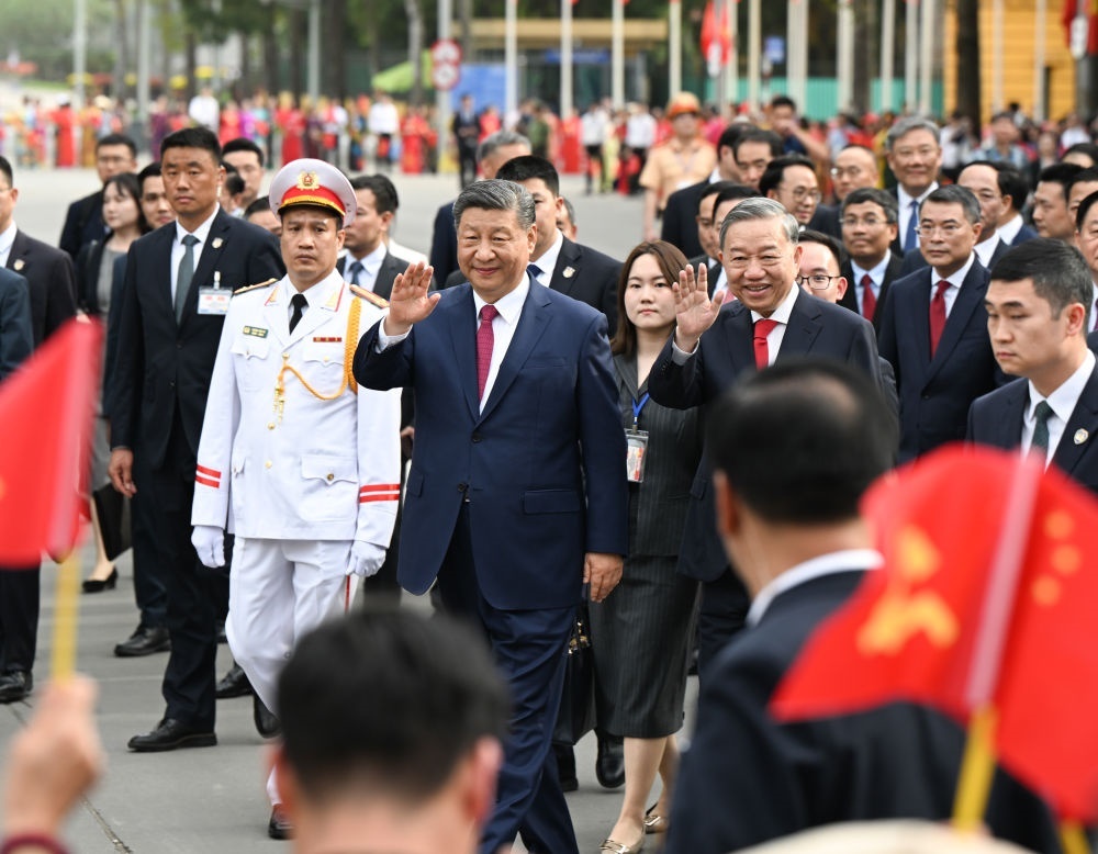 4月14日，中共中央總書記、國家主席習(xí)近平抵達(dá)河內(nèi)對越南進(jìn)行國事訪問。當(dāng)日下午，越共中央總書記蘇林為習(xí)近平舉行隆重歡迎儀式。這是歡迎儀式后，習(xí)近平和蘇林一同步行前往越共中央駐地舉行會(huì)談時(shí)，向歡迎人群揮手致意。新華社記者 張領(lǐng) 攝