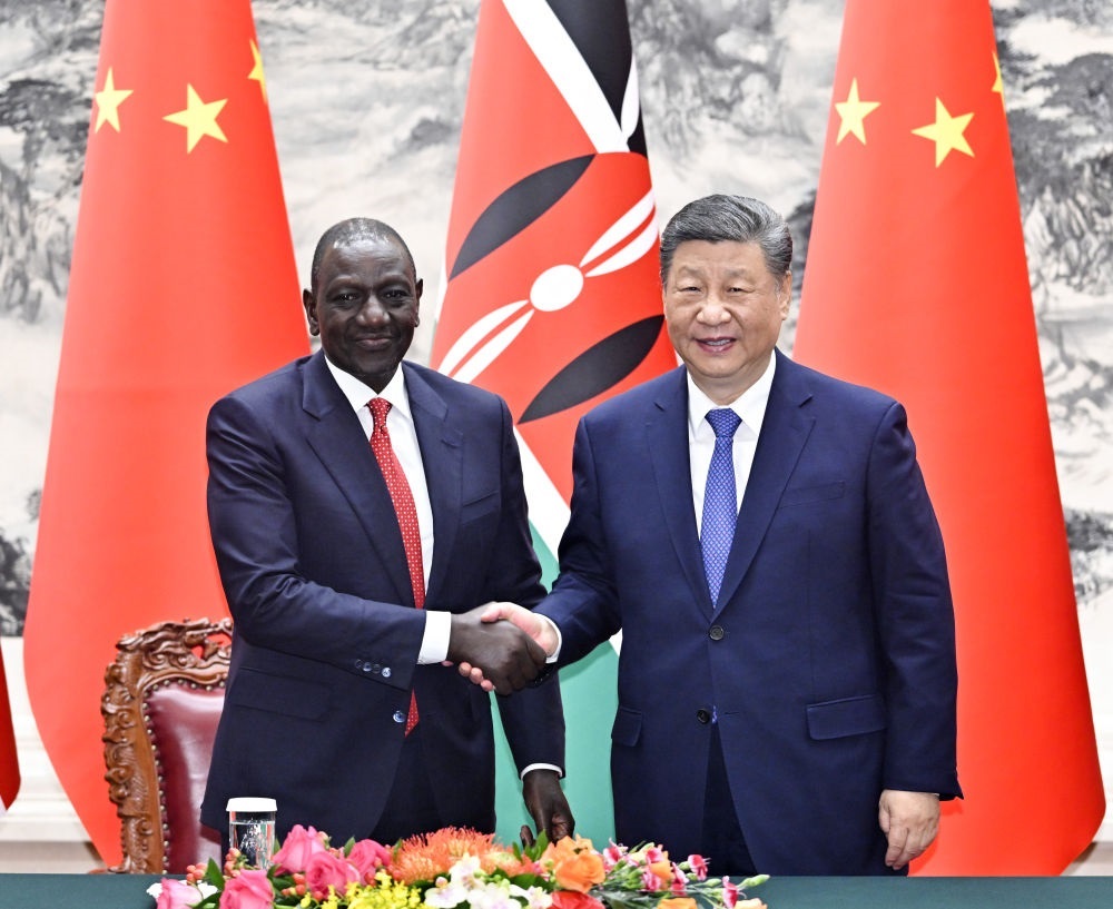 4月24日上午，國家主席習(xí)近平在北京人民大會(huì)堂同來華進(jìn)行國事訪問的肯尼亞總統(tǒng)魯托舉行會(huì)談。這是習(xí)近平同魯托握手。新華社記者 岳月偉 攝