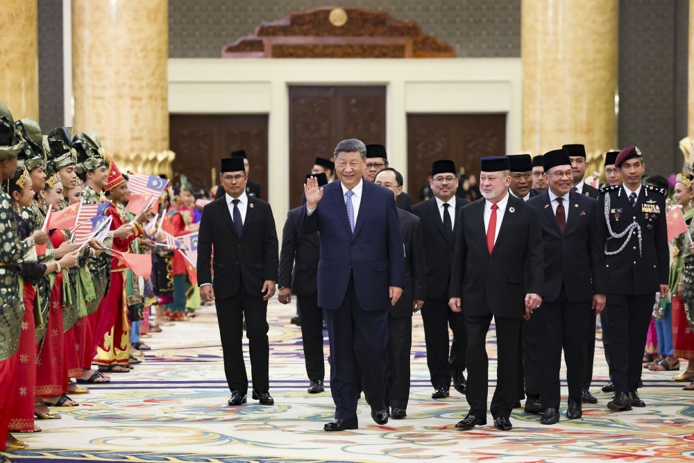 4月16日上午，馬來西亞最高元首易卜拉欣在馬來西亞國家王宮同中國國家主席習(xí)近平舉行會(huì)見。會(huì)見后，習(xí)近平出席易卜拉欣舉行的歡迎宴會(huì)。這是習(xí)近平向歡迎人群揮手致意。新華社記者 黃敬文 攝