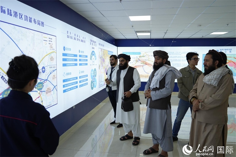 代表團(tuán)在烏魯木齊國(guó)際陸港區(qū)參觀。人民網(wǎng)記者 章凱風(fēng)攝