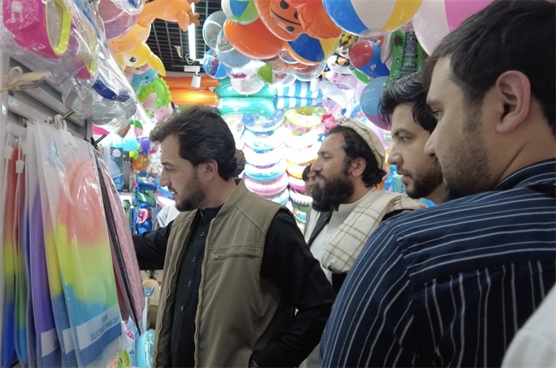 代表團(tuán)在義烏國(guó)際商貿(mào)城參觀。CGTN記者 楊剛攝