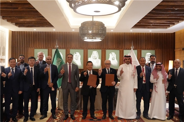 簽約合影。中國鐵建供圖