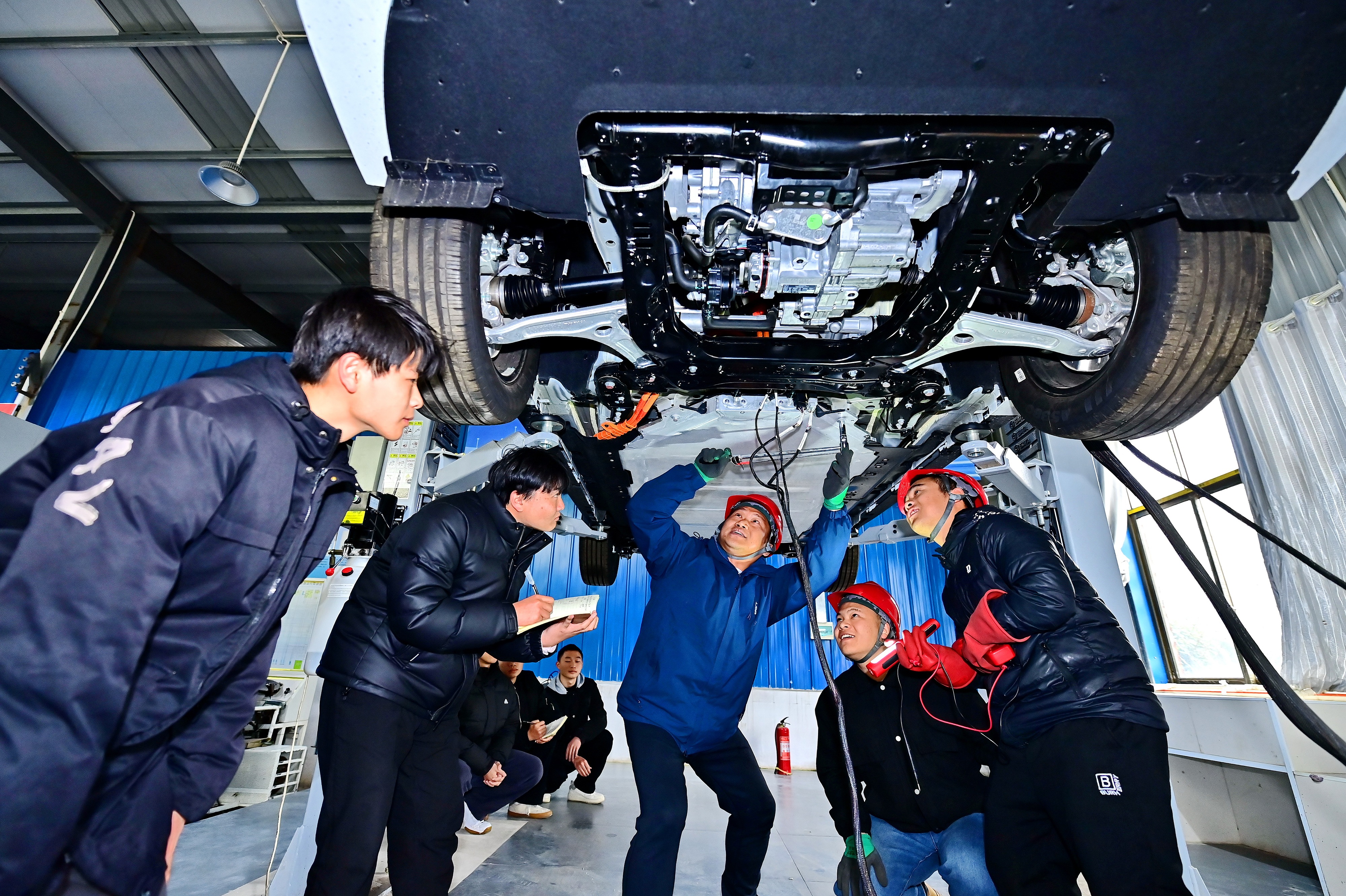 2025年2月，江西省宜春市，豐城市的一所技工學(xué)校實訓(xùn)基地內(nèi)，新能源汽車運維專業(yè)學(xué)生在老師的指導(dǎo)下學(xué)習(xí)新能源汽車電池包檢修技術(shù)。