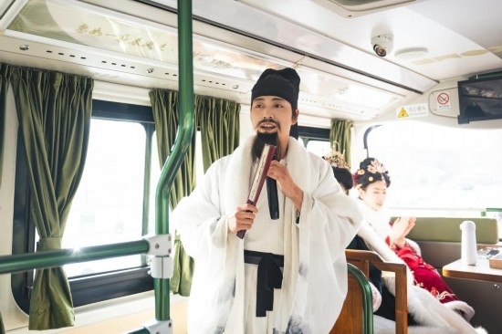 身著古裝的“伴游”在“長(zhǎng)安尋夢(mèng)”主題觀光車上為游客講解。（受訪者供圖）