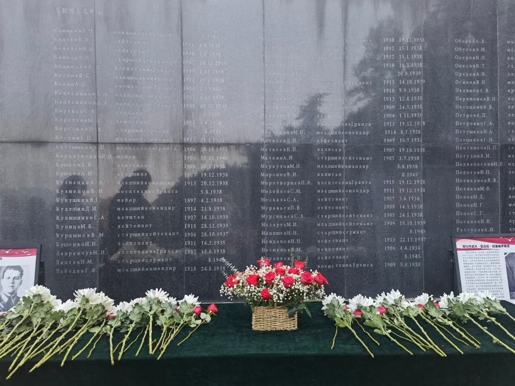 在南京抗日航空烈士紀(jì)念館鐫刻有蘇聯(lián)籍抗日航空英烈名錄的紀(jì)念碑前，擺放著人們獻(xiàn)上的鮮花（2024年11月22日攝）。新華社記者 邱冰清 攝