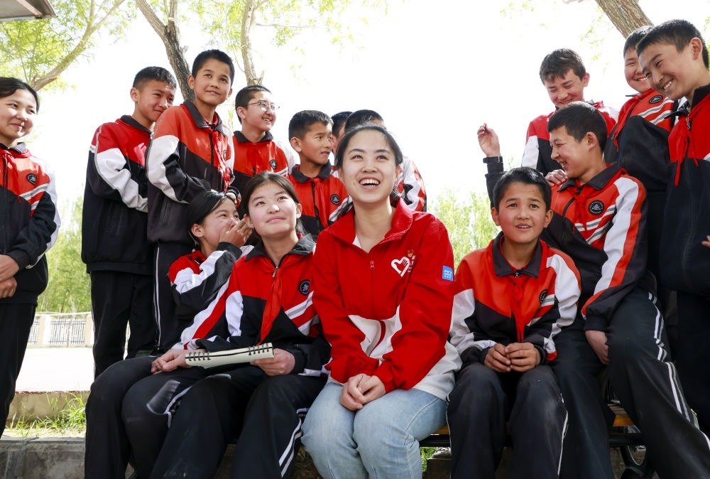 4月23日，在新疆克州阿圖什市哈拉峻鄉(xiāng)謝依特小學，支教教師高淑賢和學生們在一起。