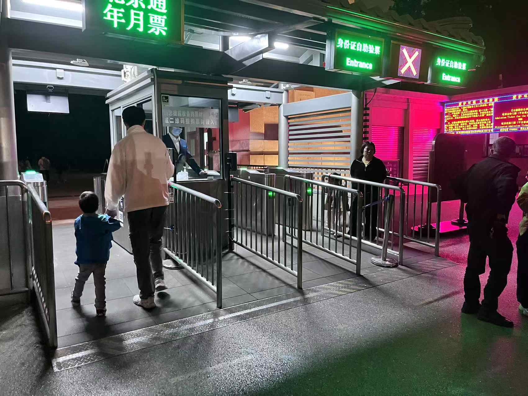 北京天壇公園延長開放時間，游客進入游覽。人民網(wǎng)記者 李楠樺攝