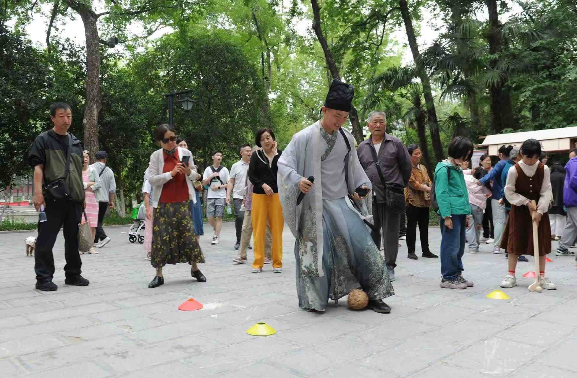 2025年5月3日，安徽省合肥市包公園景區(qū)，游客正在參與“蹴鞠”體育活動(dòng)。（圖片來源：視覺中國）