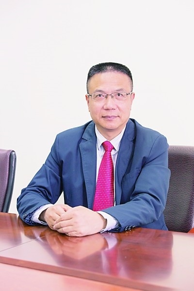 徐飛 教授、博士生導(dǎo)師。歷任上海交通大學(xué)副校長、西南交通大學(xué)校長、上海財(cái)經(jīng)大學(xué)常務(wù)副校長，現(xiàn)任福耀科技大學(xué)常務(wù)副校長。國務(wù)院政府特殊津貼專家。先后兼任中國鐵道學(xué)會(huì)副理事長，中國管理學(xué)會(huì)組織與戰(zhàn)略專業(yè)委員會(huì)副主任，教育部高等學(xué)校創(chuàng)新創(chuàng)業(yè)教育指導(dǎo)委員會(huì)副主任，中國高等教育學(xué)會(huì)創(chuàng)新創(chuàng)業(yè)教育分會(huì)理事長，中國高質(zhì)量MBA教育認(rèn)證（CAMEA）工作委員會(huì)副主任，中國職業(yè)技術(shù)教育學(xué)會(huì)副會(huì)長等。主要研究領(lǐng)域?yàn)閼?zhàn)略管理、競(jìng)爭(zhēng)戰(zhàn)略與博弈論、創(chuàng)新創(chuàng)業(yè)、跨文化戰(zhàn)略領(lǐng)導(dǎo)力等。出版著作20余部。