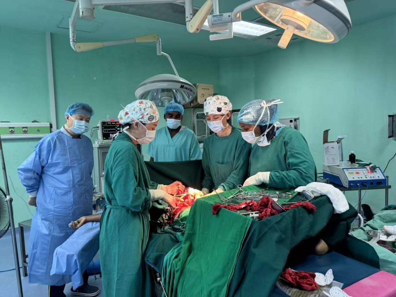 中國醫(yī)療隊(duì)專家與當(dāng)?shù)蒯t(yī)生協(xié)同手術(shù)。中國援桑醫(yī)療隊(duì)供圖