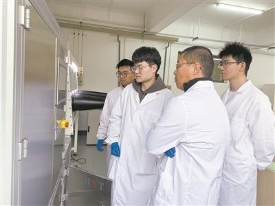 圖為安工大材料科學(xué)與工程學(xué)院碩士研究生余威（右一）在實(shí)驗(yàn)室開(kāi)展研究。安工大供圖