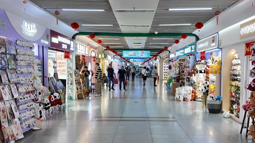 4月30日，義烏國(guó)際商貿(mào)城一區(qū)現(xiàn)場(chǎng)。人民網(wǎng)記者 王仁宏攝