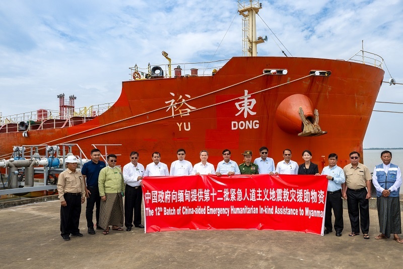 中國(guó)駐緬大使館歐陽(yáng)道冰參贊、仰光省首席部長(zhǎng)梭登及緬有關(guān)部門(mén)官員出席交接儀式。人民網(wǎng)記者 謝佳君攝