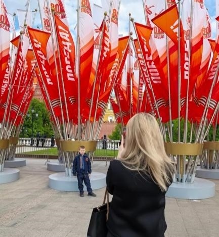 當(dāng)?shù)貢r(shí)間5月7日下午，莫斯科紅場(chǎng)外，紀(jì)念蘇聯(lián)偉大衛(wèi)國(guó)戰(zhàn)爭(zhēng)勝利80周年慶典旗幟飄揚(yáng)。