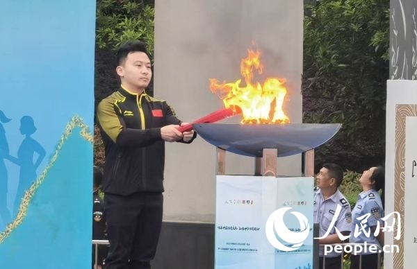在活動開幕式上，馮喆點燃火炬。人民網(wǎng)記者 楊磊攝