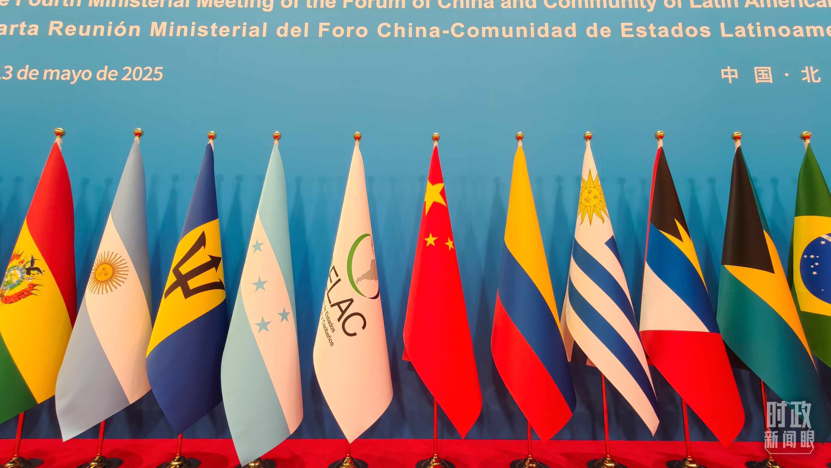 開幕式現(xiàn)場的旗陣。（總臺央視記者陸泓宇拍攝）