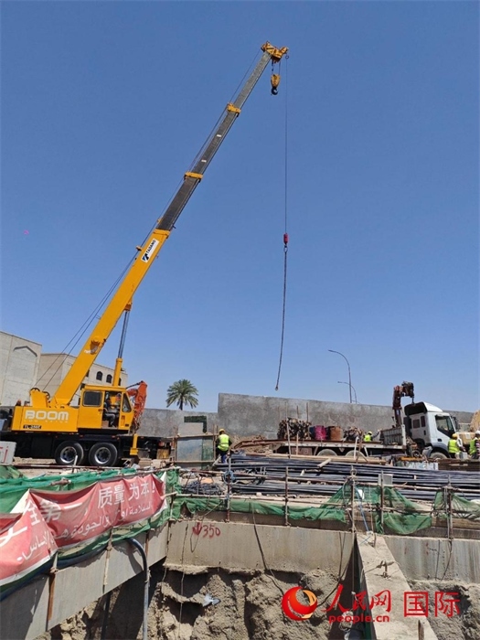 工人在進行五號隧道施工。人民網(wǎng)記者管克江攝