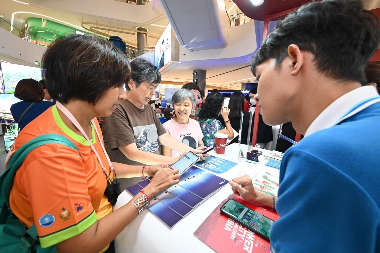 游客在航空公司展臺前了解機票優(yōu)惠活動。主辦方供圖