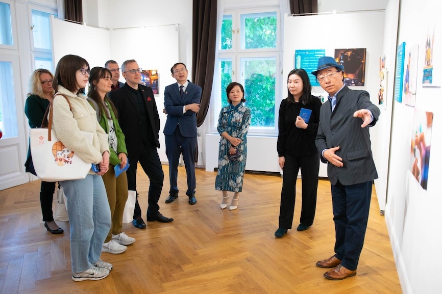 藝術(shù)家李守白現(xiàn)場導(dǎo)覽。圖片由布達(dá)佩斯中國文化中心供圖