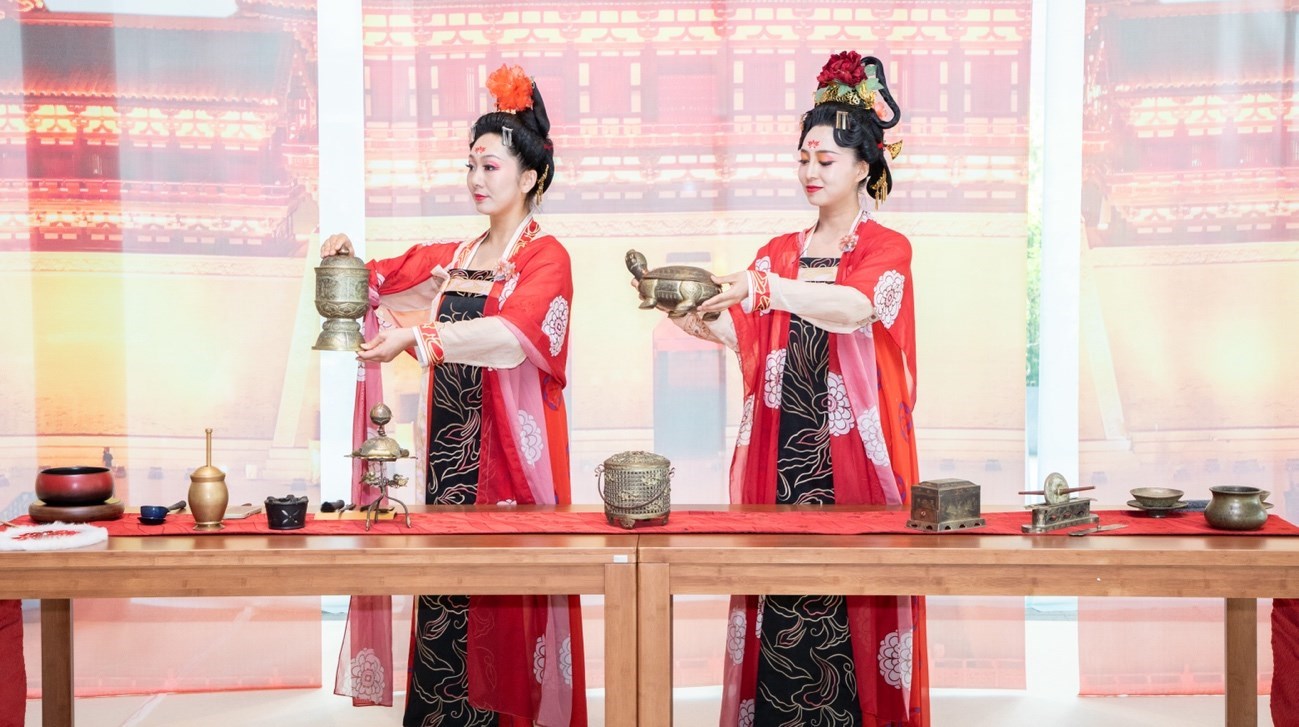 法門寺地宮出土文物一比一復(fù)刻的宮廷茶器。中國駐大阪旅游辦事處供圖