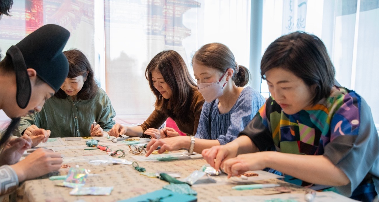 客人體驗制作綠松石銅牌。中國駐大阪旅游辦事處供圖