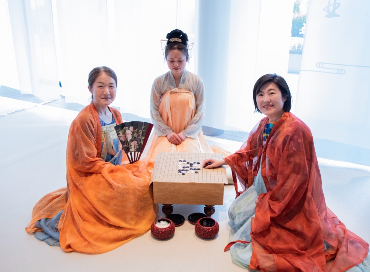 日本客人體驗漢服。中國駐大阪旅游辦事處供圖