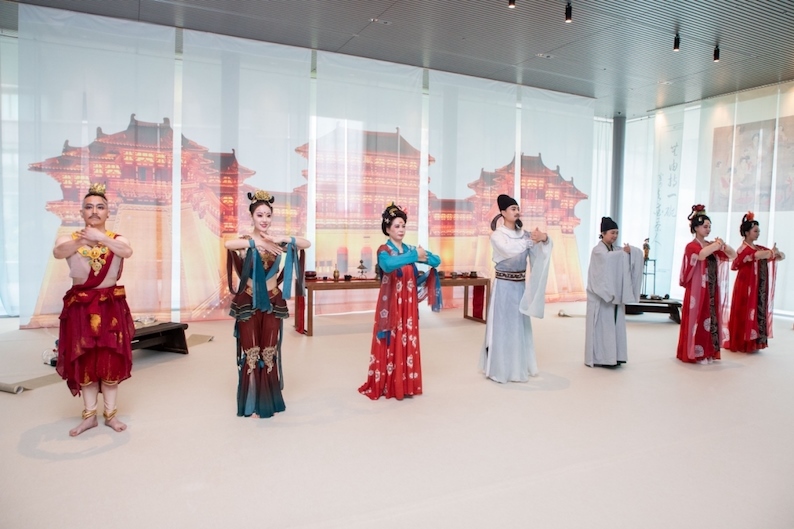 眾人行唐代插手禮。中國駐大阪旅游辦事處供圖