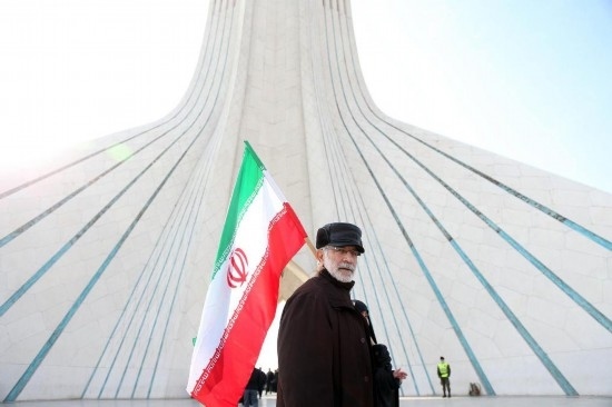 2月10日，在伊朗首都德黑蘭阿扎迪廣場(chǎng)，民眾參加紀(jì)念伊朗伊斯蘭革命勝利46周年集會(huì)。新華社記者沙達(dá)提攝