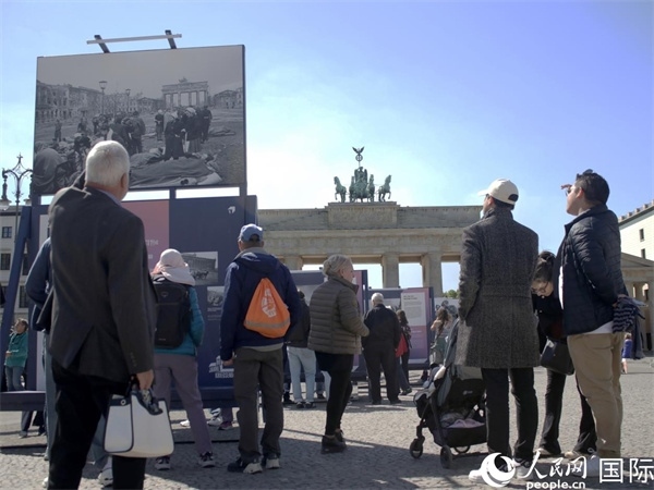 圖為勃蘭登堡門前，市民們?cè)趨⒂^歷史圖片展。人民網(wǎng) 肖晶攝
