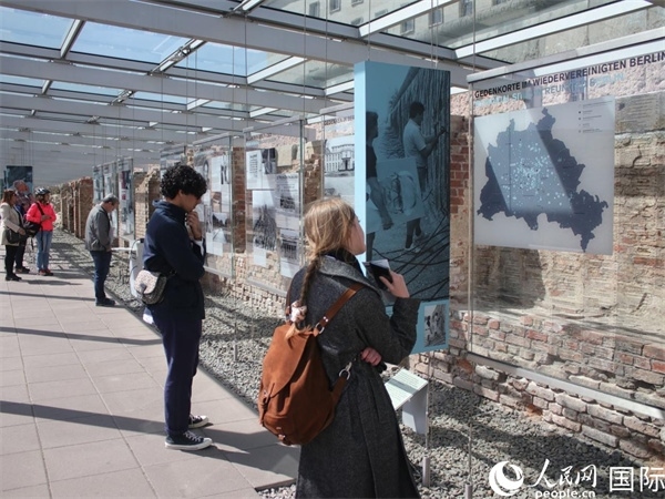 圖為游客們?cè)趨⒂^柏林