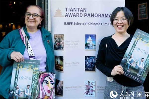 《朝云暮雨》放映前，觀眾前同主辦方互動。楊浩鵬攝