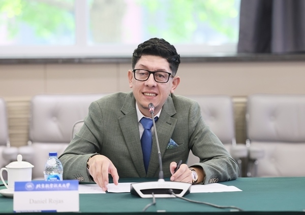 哥倫比亞教育部長丹尼爾?羅哈斯一行訪問北京航空航天大學。北航供圖