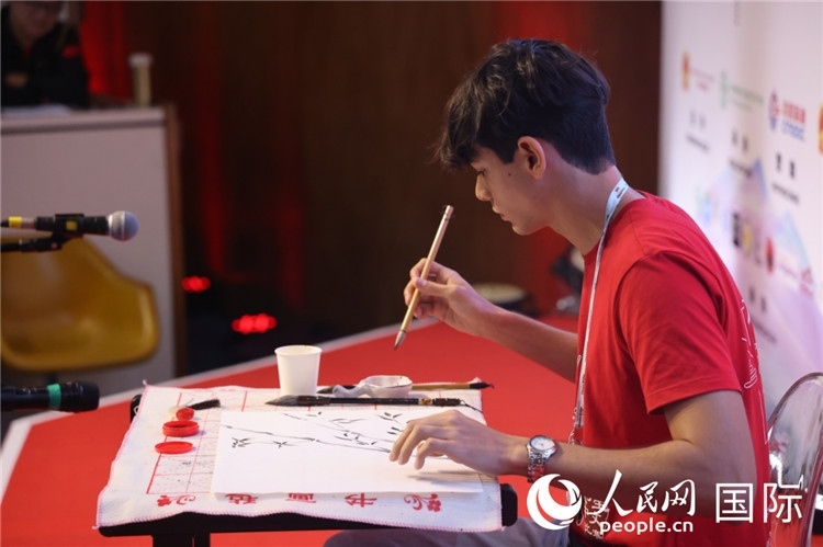 2025年“漢語橋”巴西賽區(qū)決賽的“才藝展示”環(huán)節(jié)，一名參賽者正在繪畫。人民網(wǎng)記者 時(shí)元皓攝