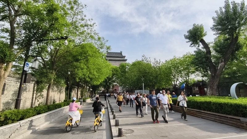 外國游客游覽北京鼓樓。人民網(wǎng)記者 李楠樺攝