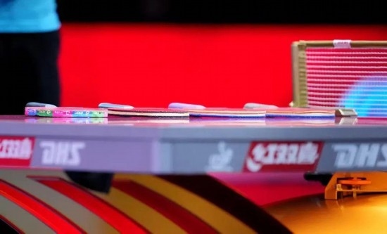 王楚欽的球拍為最右側(cè)那支。