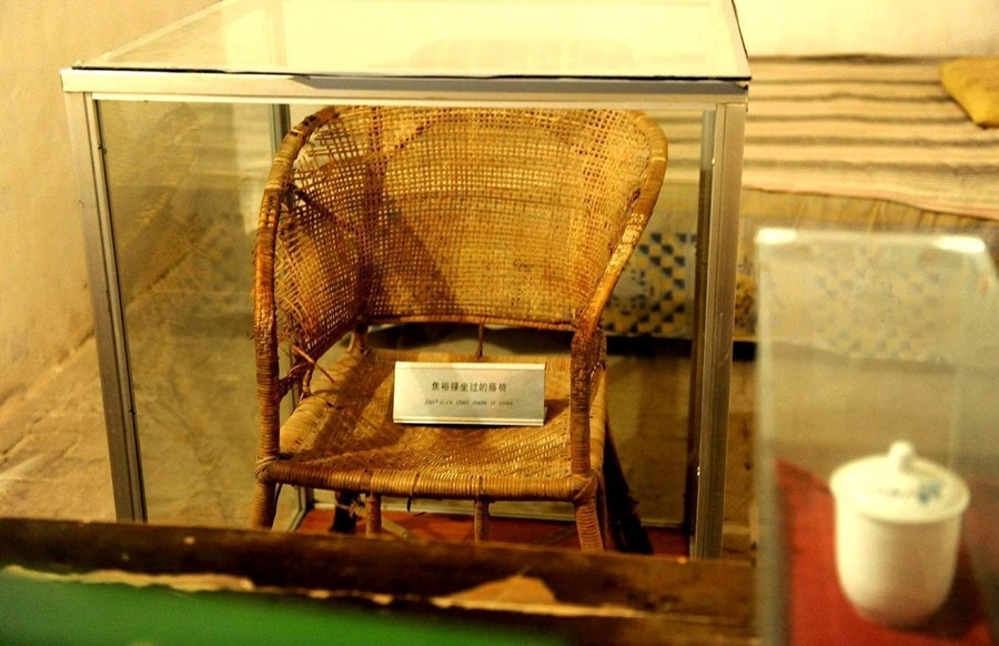 這是在河南省蘭考縣焦裕祿同志紀(jì)念館內(nèi)拍攝的焦裕祿曾用過的藤椅（2014年5月5日攝）。新華社記者 朱祥 攝