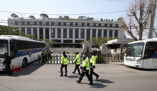 4月3日，在韓國(guó)首爾，警察在韓國(guó)憲法法院前執(zhí)勤。新華社記者姚琪琳攝