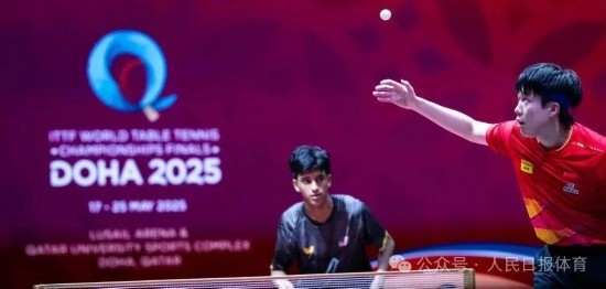 5月17日，王楚欽在比賽中發(fā)球。