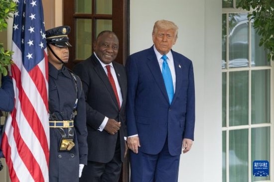 5月21日，美國總統(tǒng)特朗普（右）在華盛頓白宮迎接到訪的南非總統(tǒng)拉馬福薩（中）。新華社記者 胡友松 攝