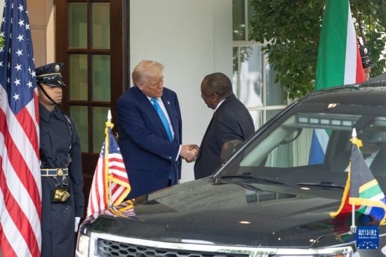 5月21日，美國總統(tǒng)特朗普（左二）在華盛頓白宮迎接到訪的南非總統(tǒng)拉馬福薩。新華社記者 胡友松 攝