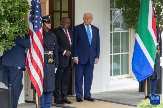 5月21日，美國總統(tǒng)特朗普（右二）在華盛頓白宮迎接到訪的南非總統(tǒng)拉馬福薩（右三）。新華社記者 胡友松 攝