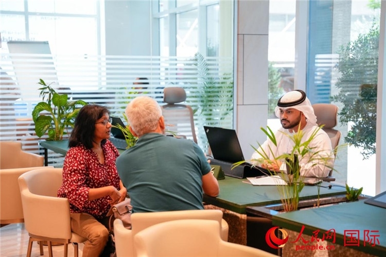 在阿治曼自由區(qū)一站式服務中心內，工作人員為客商辦理業(yè)務。人民網(wǎng) 塔里克·易卜拉欣攝