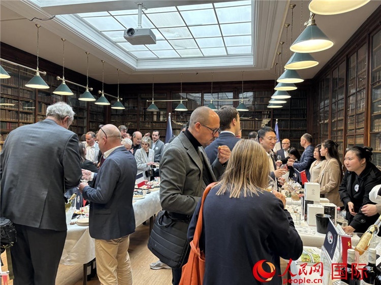 FIWA大獎賽獲獎酒及農(nóng)產(chǎn)品2025專業(yè)展暨中國云南—法國巴黎特色商品推介會現(xiàn)場。人民網(wǎng)記者 于超凡攝