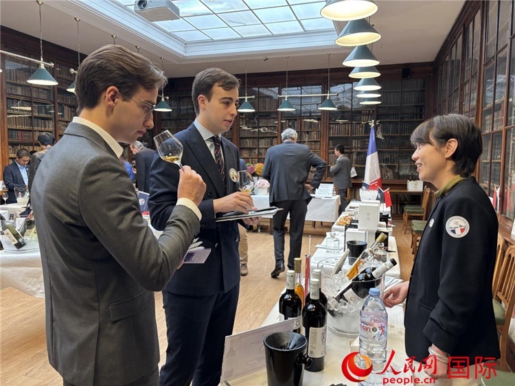 法國嘉賓與參展云南企業(yè)代表交流。人民網(wǎng)記者 于超凡攝