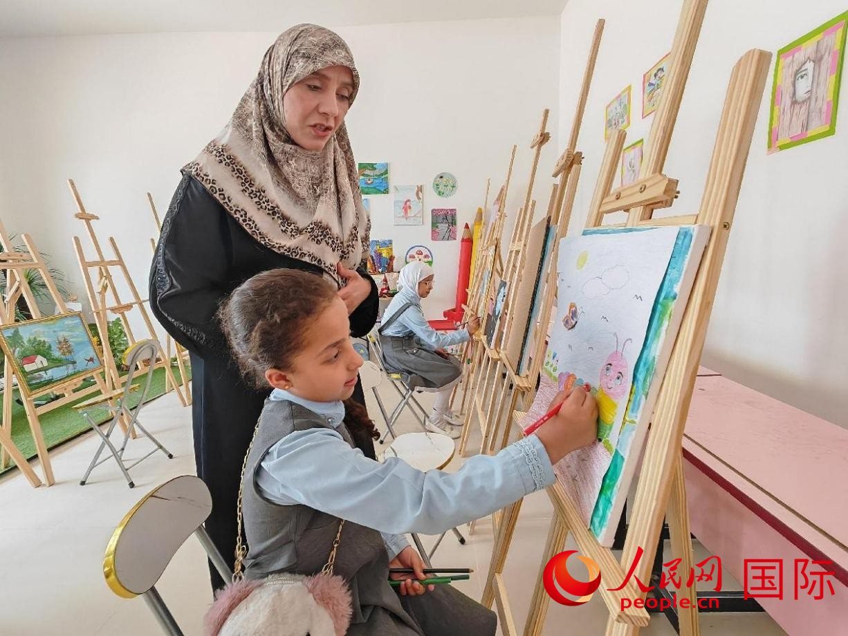 阿爾穆塔?阿里卡特國際學校的學生在美術(shù)室上課。人民網(wǎng)記者 管克江攝