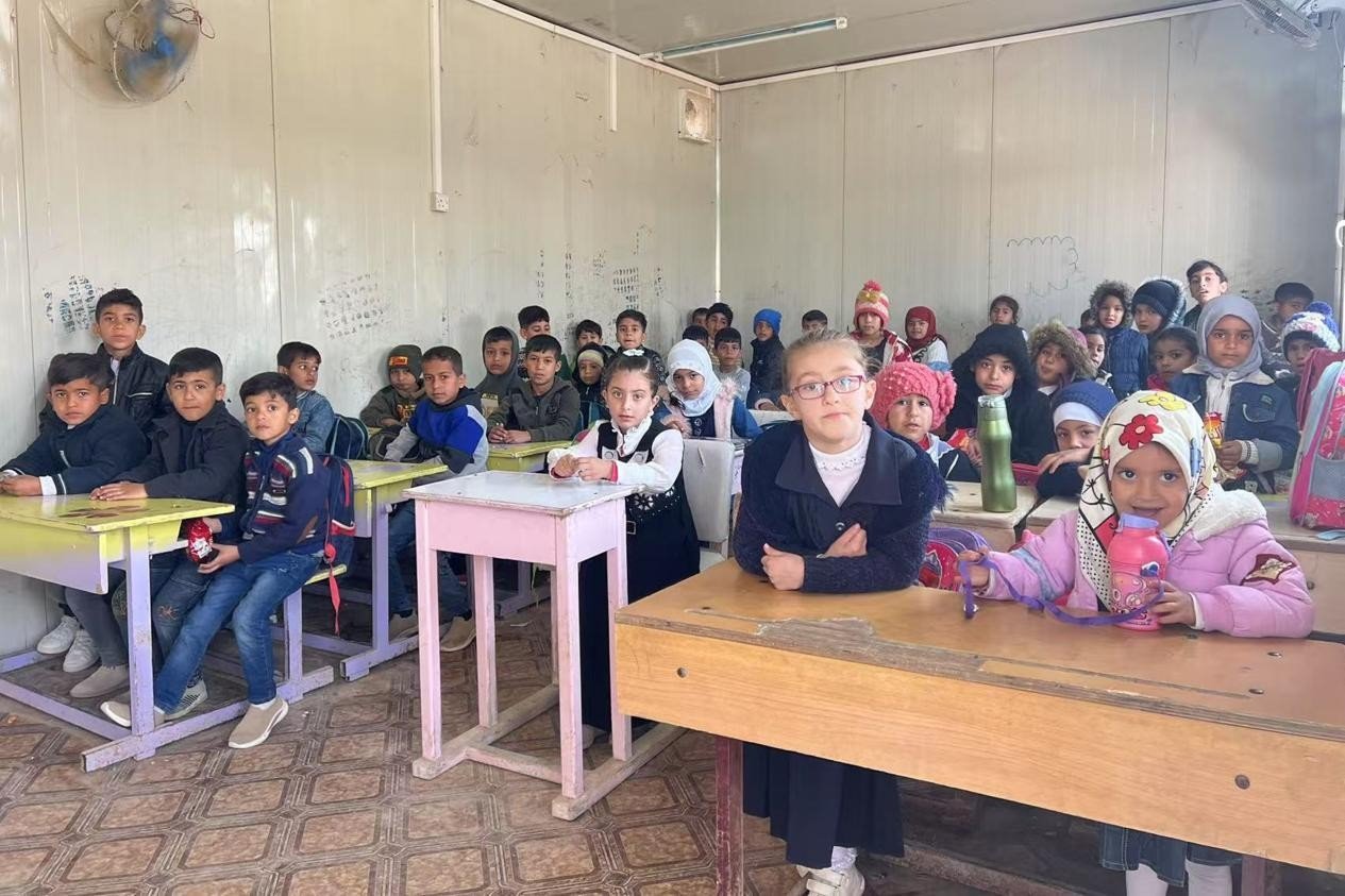 伊拉克卡爾巴拉省學生在簡易板房內(nèi)上課。中國電建供圖