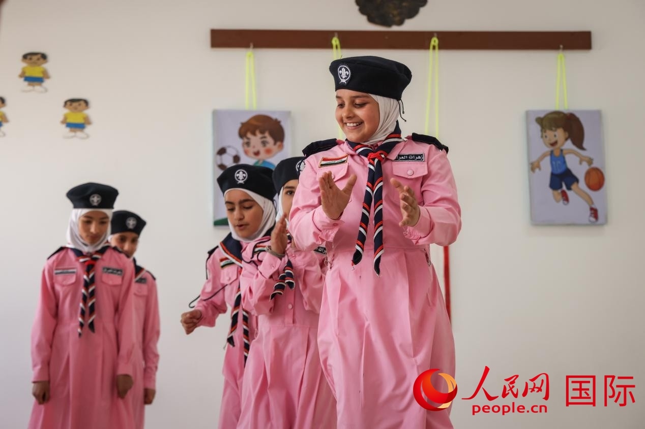 阿爾穆塔?阿里卡特國際學校的學生在展示課間活動。人民網(wǎng)記者 薛丹攝