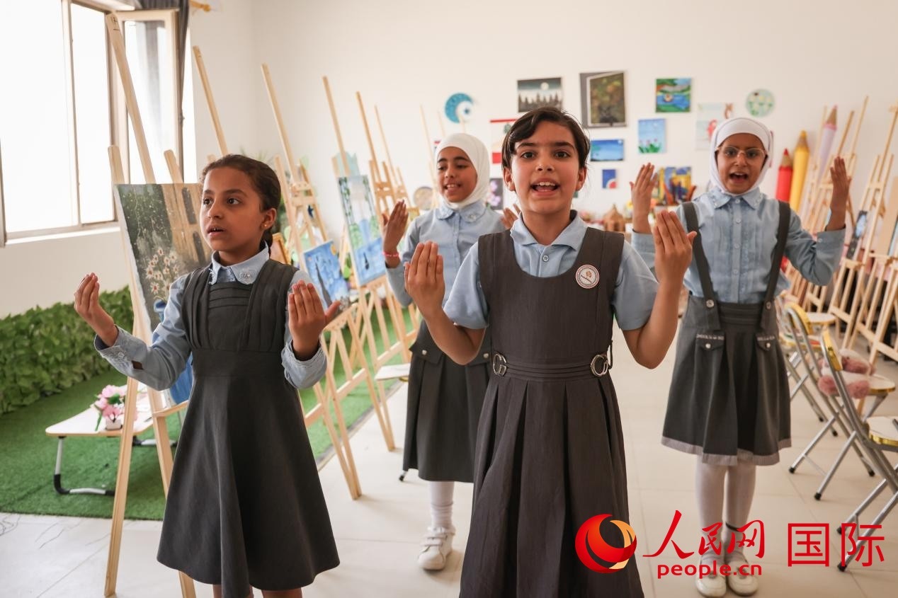 阿爾穆塔?阿里卡特國際學校的學生表演舞蹈。人民網(wǎng)記者 薛丹攝