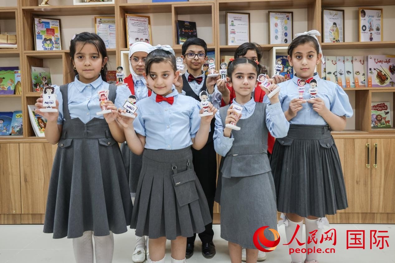 阿爾穆塔?阿里卡特國際學校的學生在圖書室上課。人民網(wǎng)記者 薛丹攝